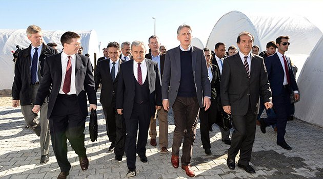 İngiltere Dışışlerı Bakanı Hammond Adana'da Çadırkenti ziyaret etti
