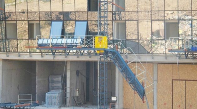 İnşaat iskelesi ortadan ikiye ayrıldı: 4 işçi yaralı
