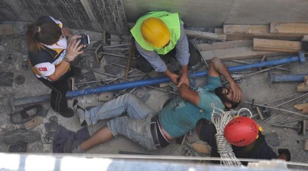 İnşaatta 6 metrelik boşluğa düşen işçi, itfaiye merdivenine bağlanan halatla kurtarıldı