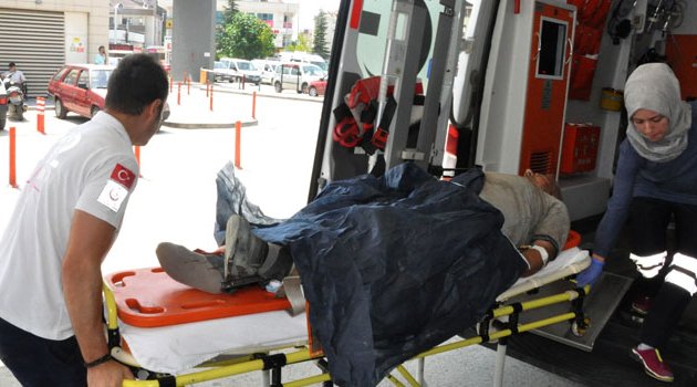 İnşaattan düştü demir vücuduna saplandı