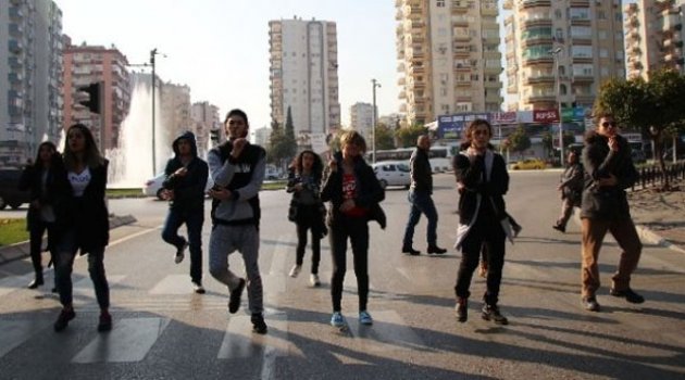 İnsanları Dansa Yöneltmek İçin Kırmızı Işıkta Dans Ettiler