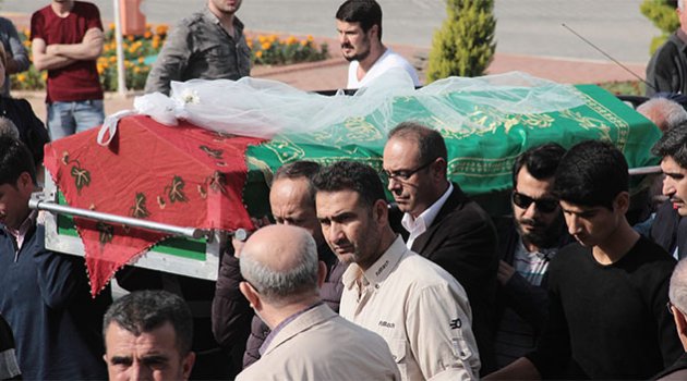 İntihar eden öğretmen annesinin yanına gömüldü