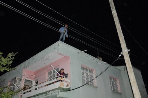 İntihar için evin damına çıktı fare zehiri içip hastanelik oldu