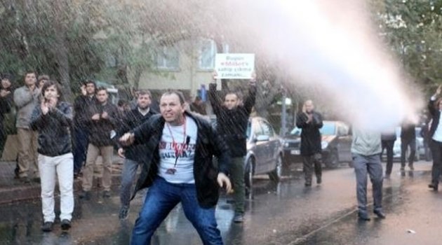 İpek Medya önünde gergin anlar