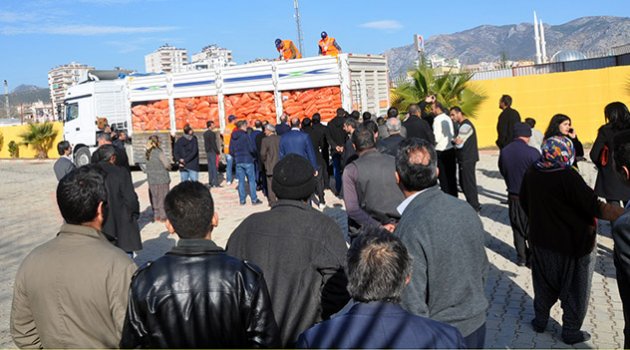 İş adamlarından Adana'da ihtiyaç sahiplerine bedava kömür