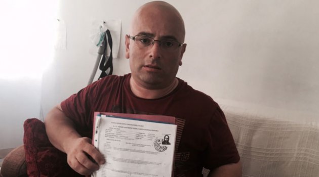 İş bulamayan engelli, evin penceresine pankart asıp greve girdi