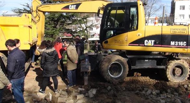 İş makinası önüne geçerek kavşak için parkın yıkılmasını durdurdular