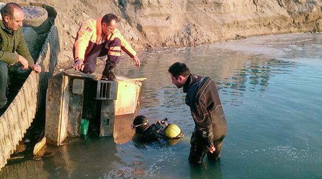 İş makinesiyle nehre düşen operatör öldü