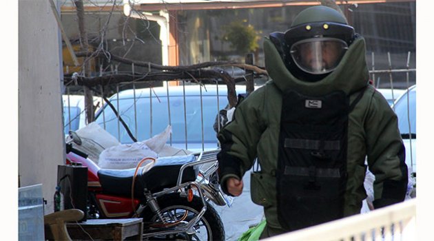 İş yeri zarar görmesin diye şüpheli çantayı uzaklaştırdı