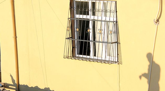 İş yerine girmeye çalışan hırsızı öldürdü