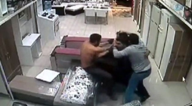 İş yerini basıp kurşun yağdırdı: 2 yaralı