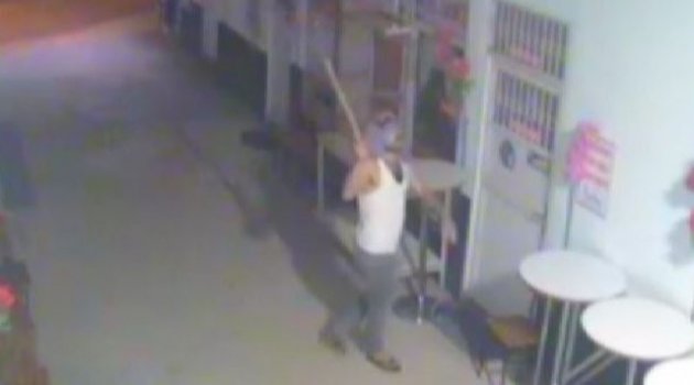 İş yerinin camlarını böyle kırdı