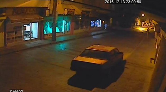 İş yerlerinin camlarını böyle kırdı