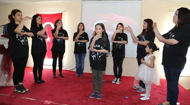 İşaret dili ile İstiklal Marşı duygulandırdı