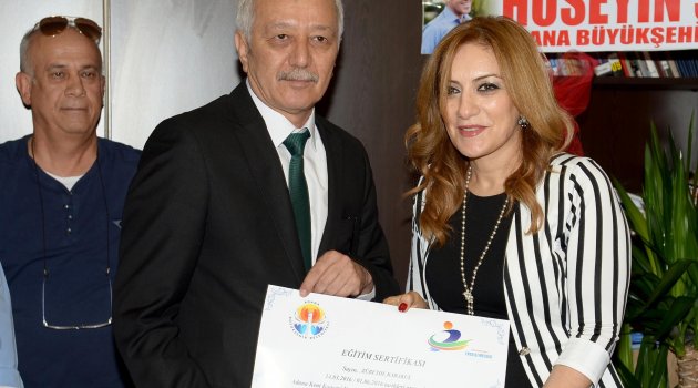 İşaret dili kursiyerlerine sertifika