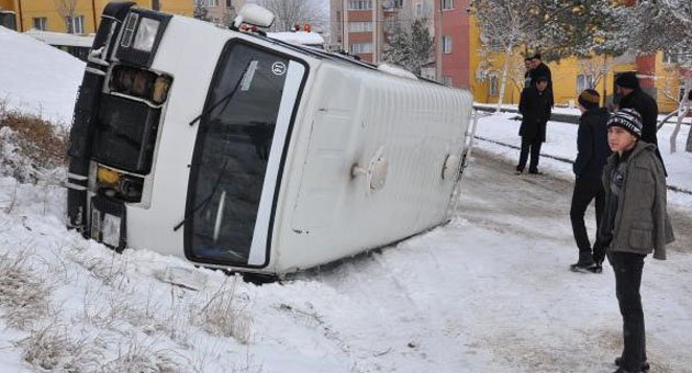 İşçi taşıyan minibüs devrildi: 5 yaralı