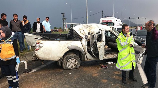 İşçileri taşıyan araç aydınlatma direğine çarptı! 3 ölü 4 yaralı