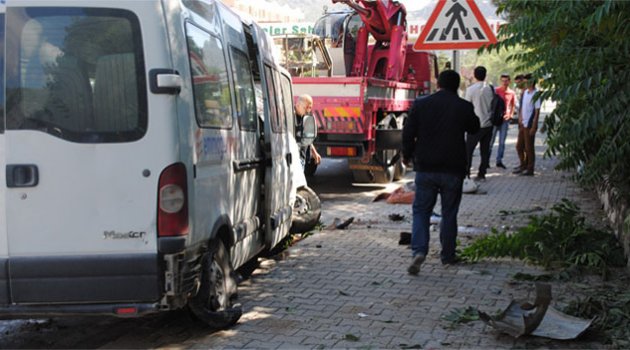 İşçileri taşıyan minibüs çarptığı direği ikiye ayırdı