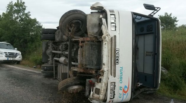İşçileri taşıyan servis minibüsü devrildi: 1’i ağır 15 yaralı