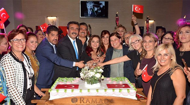 İŞKAD Cumhuriyet pastası kesti
