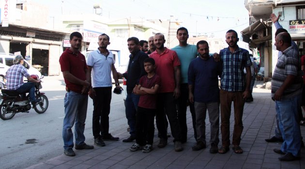 İslam'a hakaret eden meclis üyesini pankartla kınadılar
