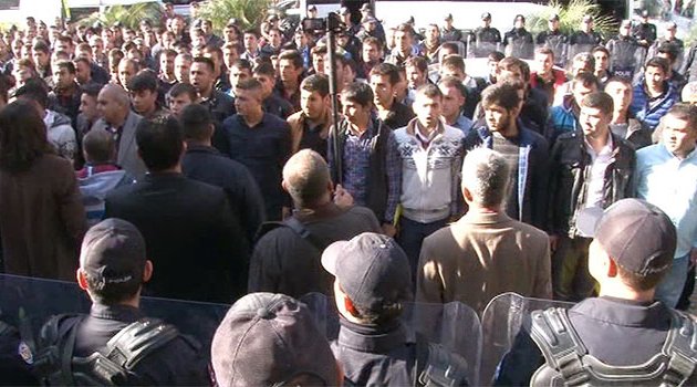 İşsiz kalan muavinler belediyeye yürüdü