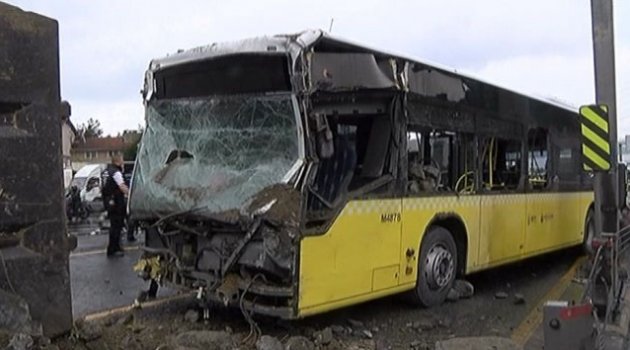 İstanbul'da feci kaza! Kamyon metrobüs yoluna girdi