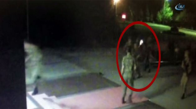 İşte Ömer Halisdemir’in darbeci Semih Terzi’yi vurma anı