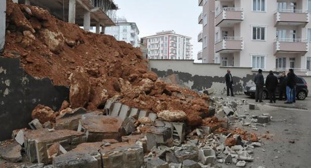 İstinat duvarı otomobilin üzerine çöktü
