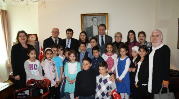 İsveçli 7 Yaşındaki Liam Stockholm Büyükelçiliği Koltuğuna Oturdu