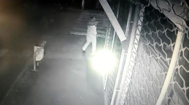 İşyerinin önündeki Türk bayrakları yakıldı!