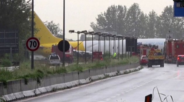 İtalya’da pistten çıkan uçak otoyola girdi