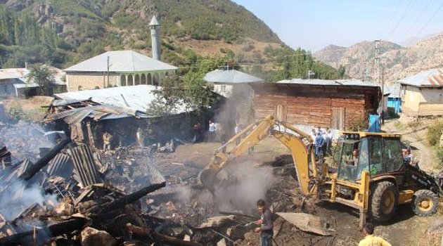İtfaiye dar sokaklara giremedi, 7 ev tamamen yandı