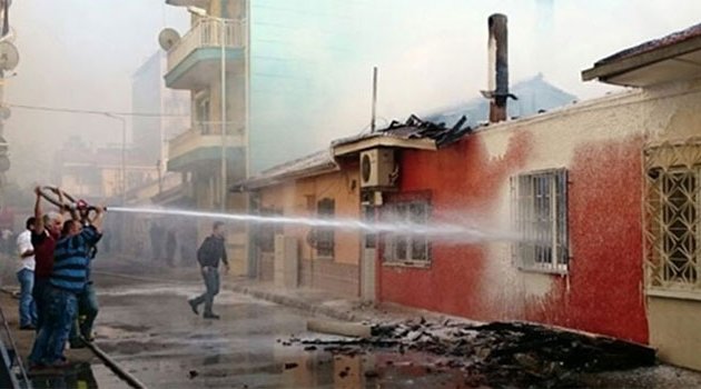 İtfaiye eri üzerindeyken yanan evin çatısı çöktü!