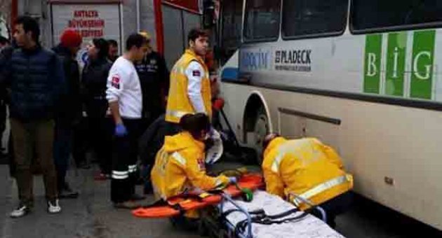 İtfaiye, otobüs altında kalan 83 yaşındaki kadını kurtardı