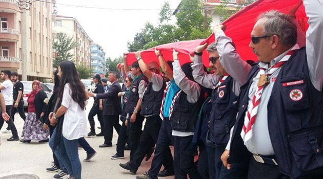 İzciler şehit öğretmeni yalnız bırakmadı