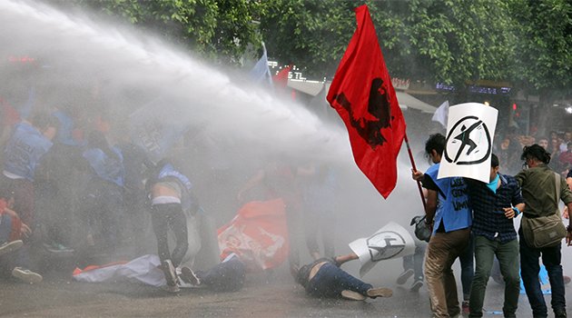 İzinsiz yürüyüşe polis müdahalesi