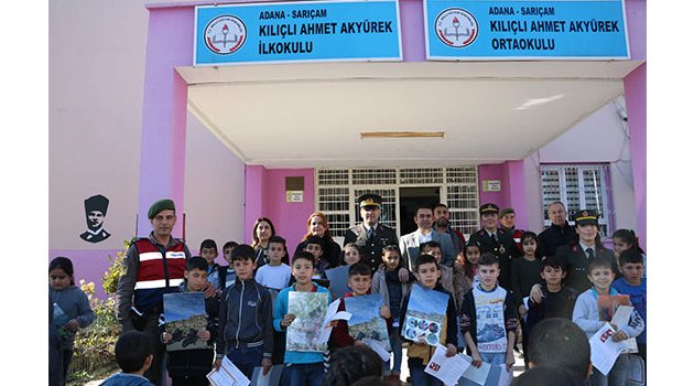 Jandarma öğrencilerin karne sevinçlerine ortak oldu
