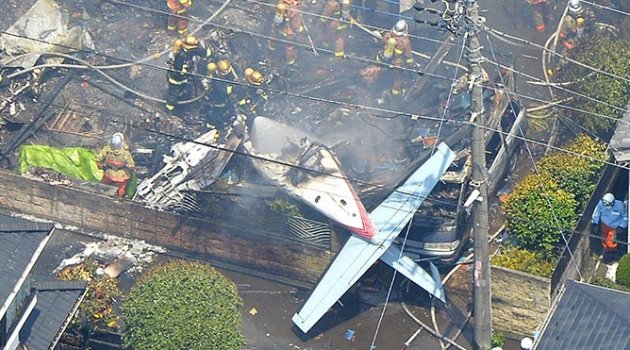 Japonya’da bir evin üstüne uçak düştü