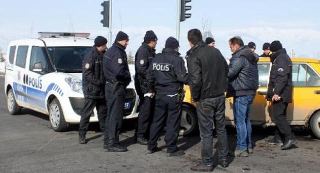 Kaçarken polis ekip otomobiline çarptı, görevlileri suçladı