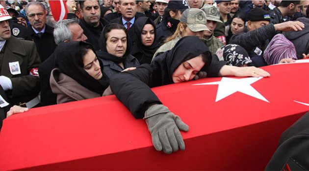 Kadın astsubay şehit eşini öperek uğurladı
