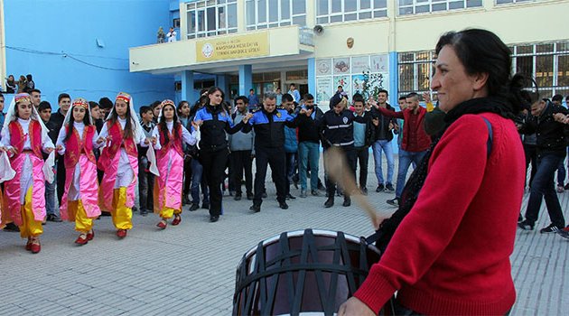Kadın davulcu çaldı, polis ve öğrenciler halay çekti