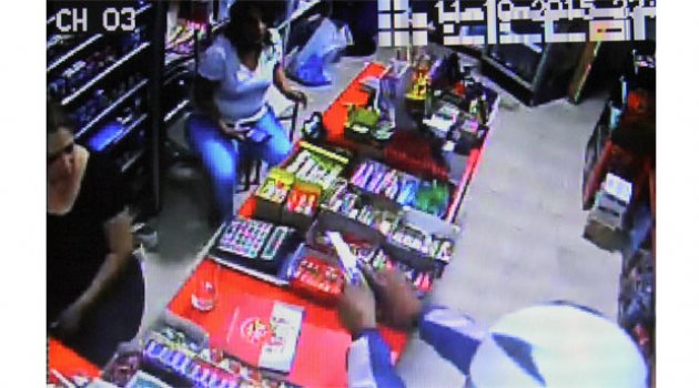 Kadın esnaf, tabancalı iki gaspçıyı bıçakla kovaladı
