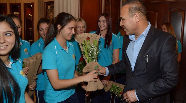 Kadın hentbolculardan Başkan Sözlü’ye ziyaret