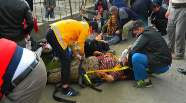 Kadın işçileri taşıyan minibüs kaza yaptı: 21 yaralı