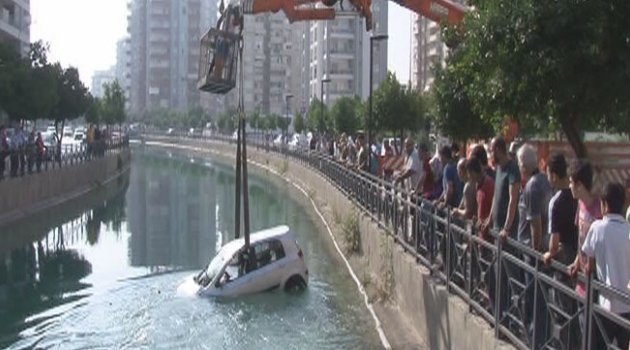 Kadın sürücü otomobiliyle kanala uçtu