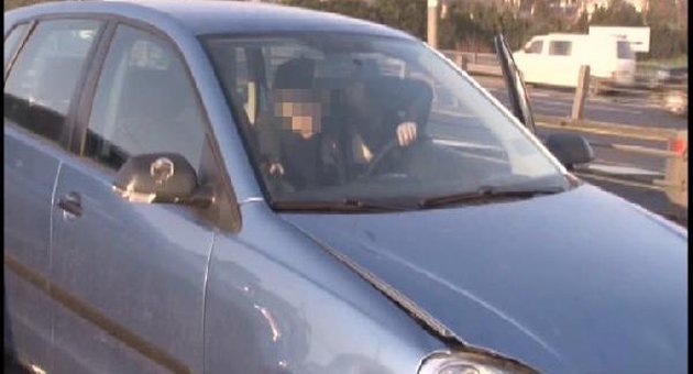 Kadın sürücünün "trafikte makyaj " kazası