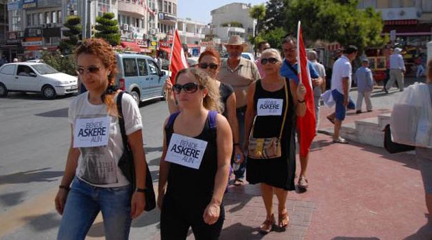 Kadınlar askerlik için başvurdu