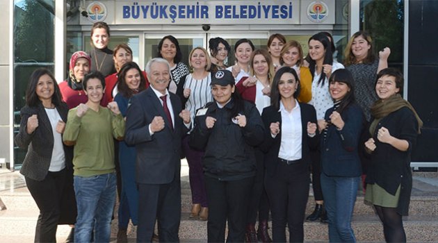 Kadınlara dövüş ve savunma eğitimi