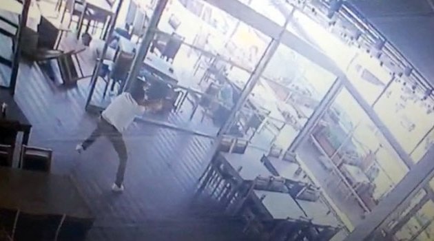 Kafedeki şahıslara silahlı saldırı!
